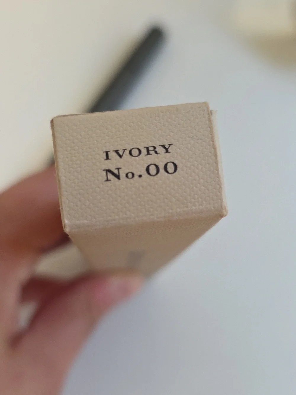 NIB BURBERRY Cashmere Concealer in Ivory No. 00
